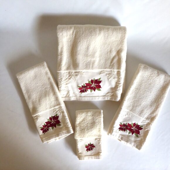SOPHIA DECORATIVE POINSETTIA EMBROIDERED HOLIDAY CHRISTMAS TOWEL SET (USED) - Picture 8 of 9
